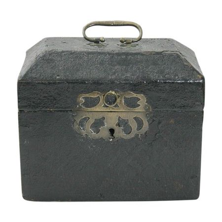 Small wooden chest cover in leather End 16th - ... | Antikeo