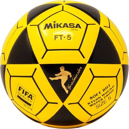 Uma bola de futebol preta e amarela