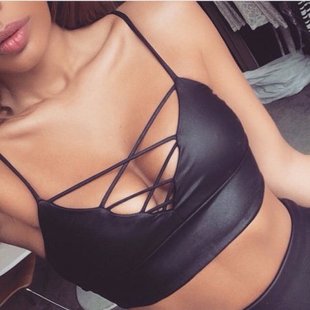 2pdw1s-l-610x610--tank-criss+cross-nookie-cami-black+cami-crop+tops-black-leather-black-shiny-party-cut-crop-strappy-straps-cleavage-low+cute-sexy-cut+crop-black+leather+crop-faux+leather-bra-shirt.jpg (610×610)