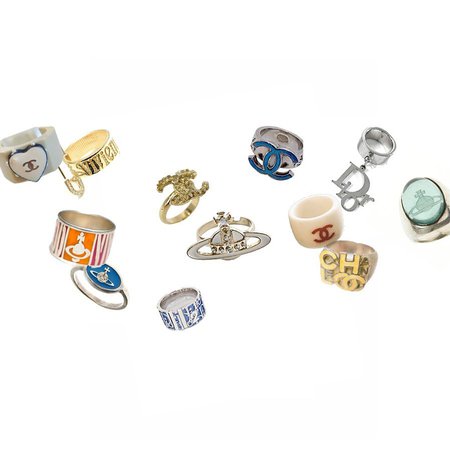 INTO IT ( ¤̴̶̷̤́ ‧̫̮ ¤̴̶̷̤̀ ) sur Instagram : A whole lot of rings coming this week. Stay updated through our website. 💚 #stylist #rings #vintage #consign #purchase #ootd