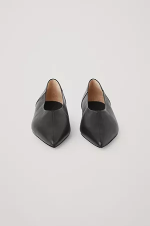 POINTED LEATHER BALLET FLATS - black - Shoes - COS GR