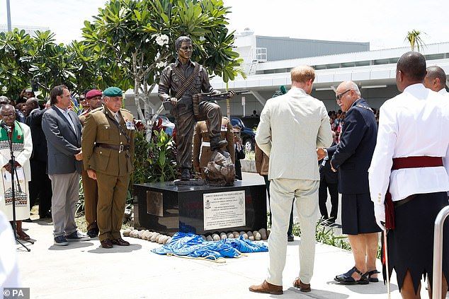 Prince Harry unveils statue to Fijian SAS legend | Daily Mail Online