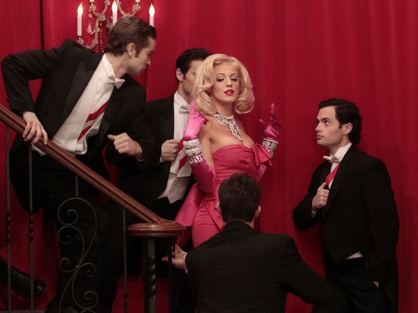 Blake Lively channels Marilyn Monroe on "Gossip Girl" - CBS News