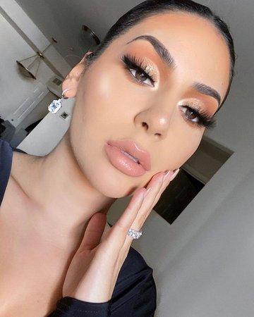 @makeupbybrooktiffany sur Instagram : Diamonds are a girl’s best friend 💎 Wearing @rmthelabel jewelry 💍 Brows: @kyliecosmetics @kyliejenner “kybrow” dark brown with the brow…