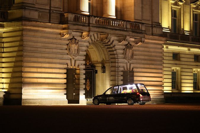 File:Queen Elizabeth II Coffin Arrives Buckingham Place.jpg - Wikipedia