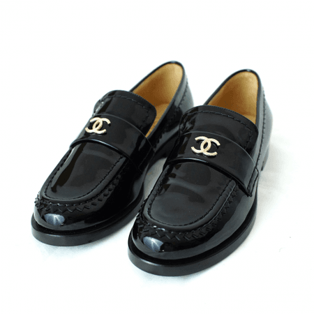 CHANEL Black Patent Leather Rounded-Toed Loafer with Calfskin | 4idee.com