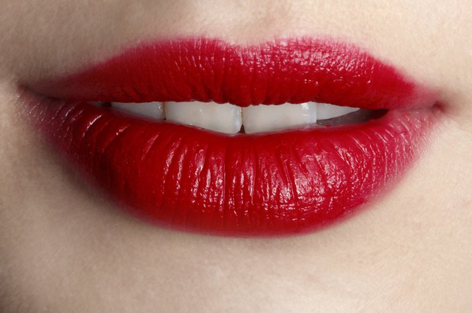 How Red Lipstick Can be Used as an Under-Eye Concealer | StyleCaster