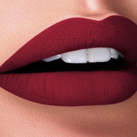 Kylie Cosmetics sur Instagram : We’re coocoo over HOT COCOA from the Holiday mini lip set! Loving this wine lip by @rebellebeautyx 💋 Tap to shop