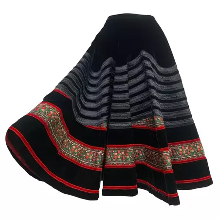 1950s Franco Bertoli Extravagant Italian Velvet Peasant Style Full Circle Skirt For Sale at 1stDibs | traditional italian skirt, 360 degree skirt pattern