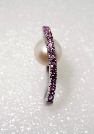 Uniquely Beautiful Pearl Pink Sapphire Statement Ring For Sale at 1stdibs