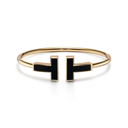 Tiffany T wide black onyx wire bracelet in 18k gold, medium. | Tiffany & Co.