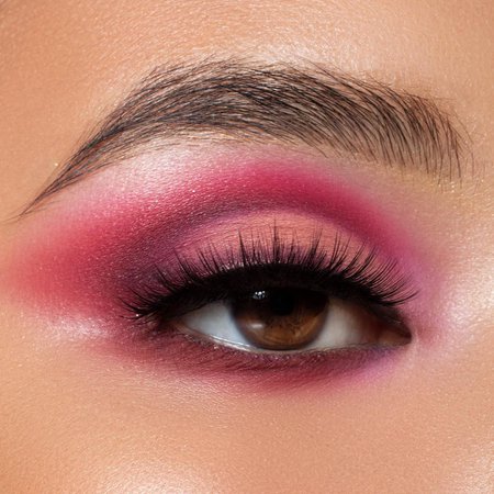 Kylie Cosmetics sur Instagram : Beautiful eye look created using eyeshadow single shades MA$E, Starfish and Unwrap Me 😍