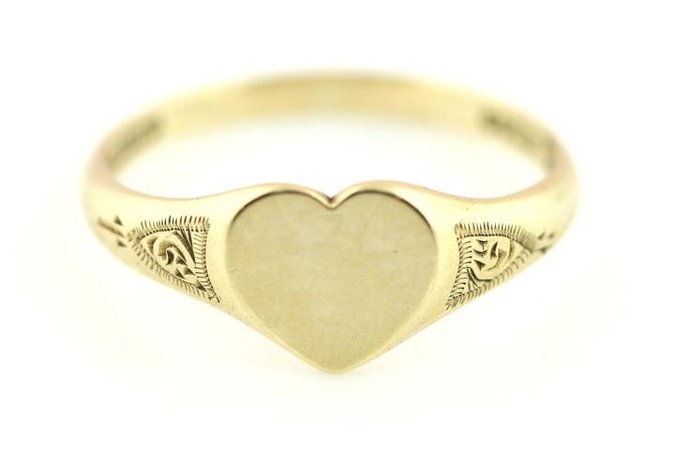 9ct Gold Vintage Heart Signet Ring c.1961 – Lillicoco