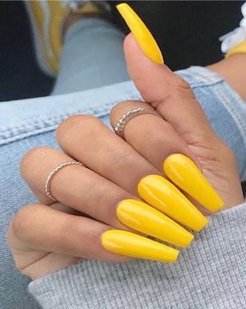 nails yellow