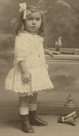 Sweet little girl | Vintage children photos, Vintage children, Vintage girls