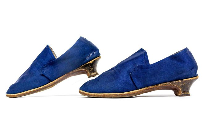 Antique Pair of shoes in glazed wool twill Bleu de France - Louis XVI Circa 1780 For Sale at 1stDibs