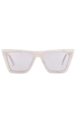 DEVON WINDSOR Brooklyn Sunglasses en White Marble | REVOLVE