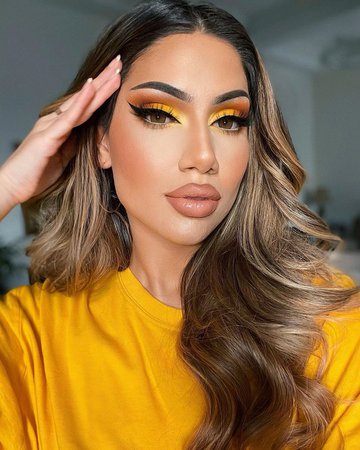 ALINA sur Instagram : Which picture do you like? 1 or 2? 💛 Makeup deets: @kvdveganbeauty Super Pomade in “Daffodil” @anastasiabeverelyhills X @Norvina pro…
