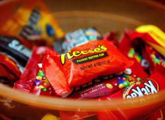 bowl-of-halloween-candy.jpg (567×412)