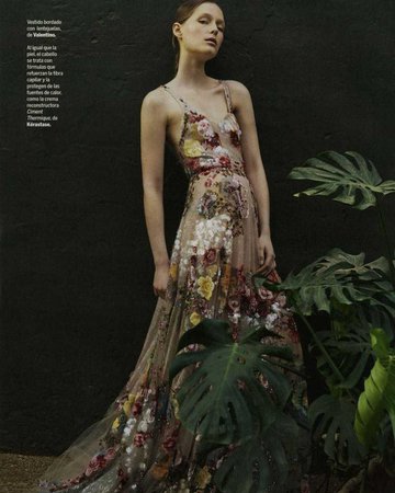 FFE på Instagram: "Model Julia Formella wears a Valentino Spring 2018 Ready-to-Wear look designed by Pierpaolo Piccioli for the ‘Romanticismo en Flor’ story…"