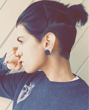 androgynous hairstyle