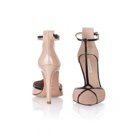 High heel shoes Pura Lopez in nude and black patent leather . PURA LOPEZ