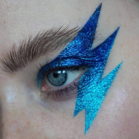 Sara Engel on Instagram: “Inspired by lightning bolts!⚡this absolutely stained the hell out of my skin, but I feel like it was worth it. Anyway, what's your…”