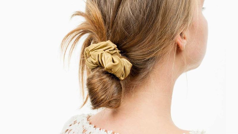 loreal-paris-bmag-article-embrace-the-90s-resurgence-by-trying-these-4-scrunchie-styles-d.jpg (1280×720)