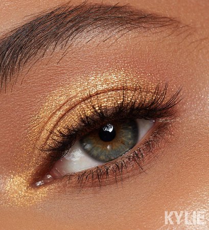 Kylie Cosmetics sur Instagram : Our brand new crème eyeshadow SLAY BELLS 🔔 🎁 These ultra pigmented and creamy shadows are perfect to use as a base, underneath your…