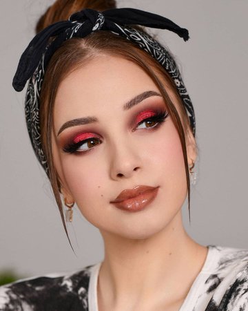 Denitslava sur Instagram : I tried Coca-Cola makeup in my latest YouTube video! 🤩🤩 Hit the link in my Instagram bio to check it out 💕😉 I'm wearing: 🔥 @morphebrushes…
