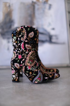 momo embroidered black boots