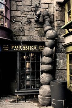 cauldron shop | Harry Potter
