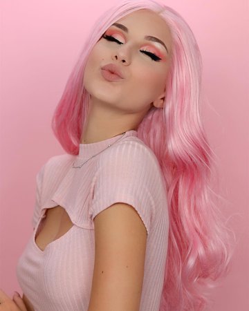 STELLA CINI sur Instagram : THE REAL QUESTION: LONG PINK HAIR 💗 or SHORT PINK HAIR 💖? Which do you prefer? I loved the way this @jumwigs bubblegum pink wig looked…