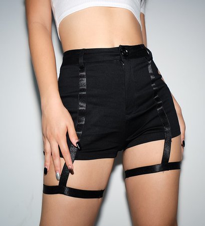 Lisa-BlackPink-Black-Shorts-With-Thigh-Straps-10.jpg (727×799)