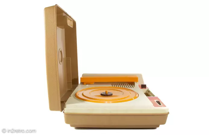 VINTAGE FISHER PRICE CHILD'S PHONOGRAPH TURNTABLE RECORD PLAYER MODEL – in2retro