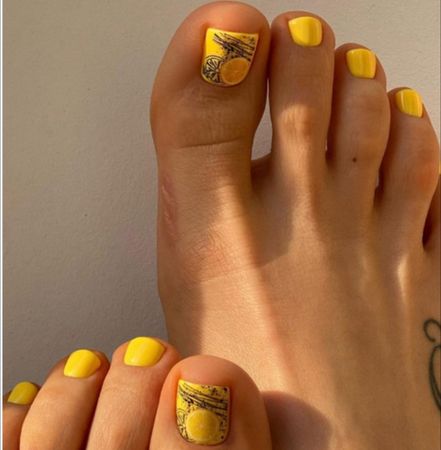 pretty yellow toe nails