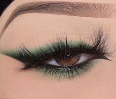dark green eyeshadow eyeliner makeup look