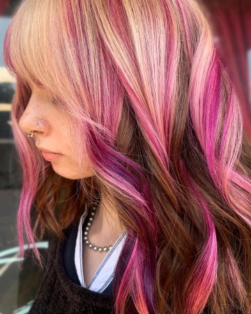 Diana Keyes 💖🌸 en Instagram: “🤎💗💛 𝑵𝒆𝒂𝒑𝒐𝒍𝒊𝒕𝒂𝒏 𝑺𝒖𝒎𝒎𝒆𝒓 💛💗🤎 I’m always obsessed with the subtle bits of vivid color we do in Emma’s hair 🤤 Who else thinks this looks like…”