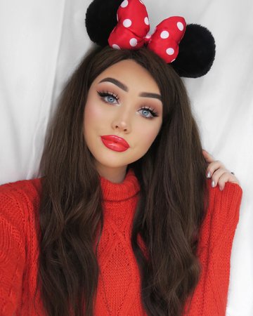 G i n a B o x ♡ sur Instagram : I’ve collaborated with my faves @disneyuk to create a Minnie Mouse inspired look also using the @spectrumcollections x Disney brush set😍…