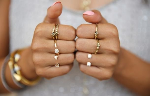 5g0qz2-l-610x610-jeans-gold+jewelry-gold+tiny+rings-gold+rings-rings-tumblr-jewels-ring-pink+nails+rings-midi+gold+rings-gold+ring-stacking+rings-ring+set-jewelry-rings+tings.jpg (610×390)