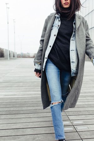 02-a-black-turtleneck-a-denim-jacket-ripped-jeans-a-grey-coat-for-a-comfortable-fall-to-winter-look.jpg (564×846)