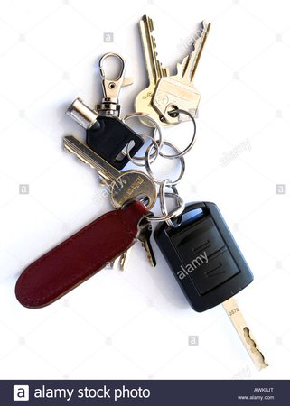 Vista ravvicinata di un mazzo di chiavi contro uno sfondo bianco Foto & Immagine Stock: 16601759 - Alamy