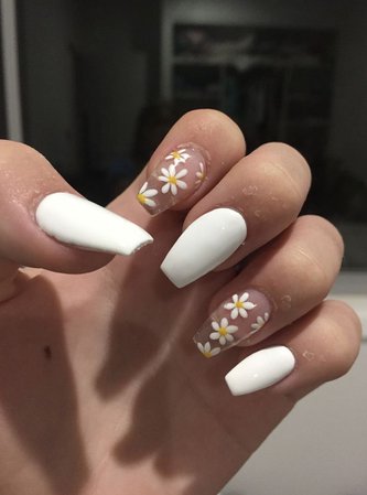 white nails with daisies