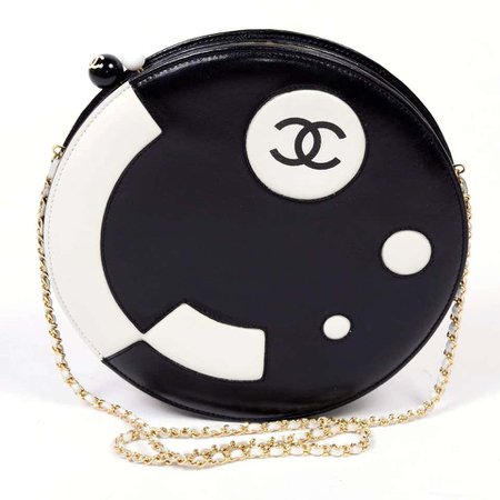 Chanel_Black_White_leather_Vintage_mod_circle_abstract_round_bag_master.jpg (960×960)