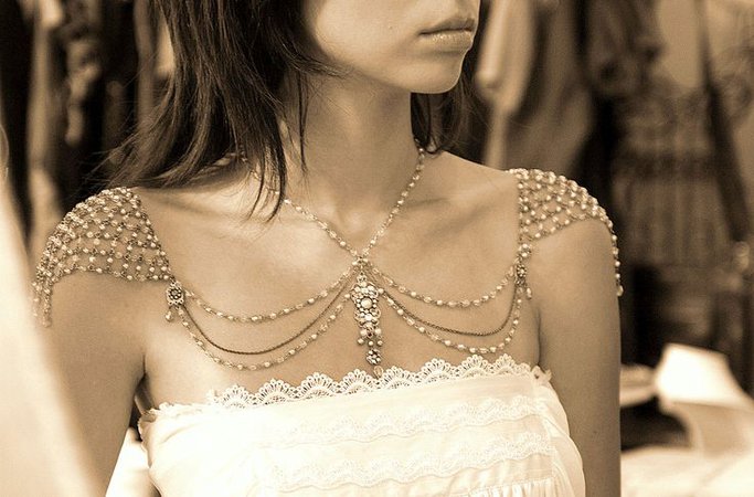 Sparkly Shoulder Necklace Designs for Beautiful Brides