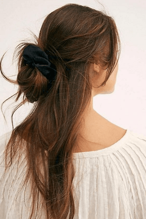 Super-Messy-Half-Up-Half-Down-Hairstyle-with-Messy-Bun-and-Satin-Scrunchie.png (400×600)