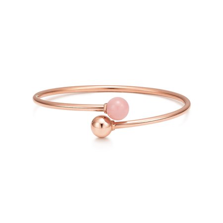 Tiffany HardWear ball bypass bracelet in 18k rose gold with pink quartz, medium. | Tiffany & Co.