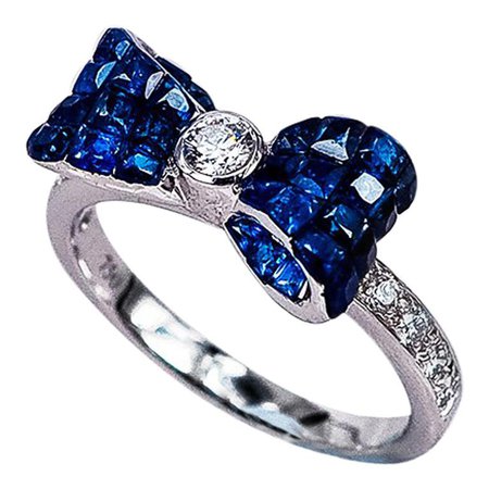 18 Karat White Gold Ribbon Invisible Sapphire Ring For Sale at 1stdibs