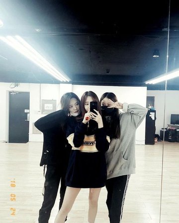 Yiyeon and her bestfriends