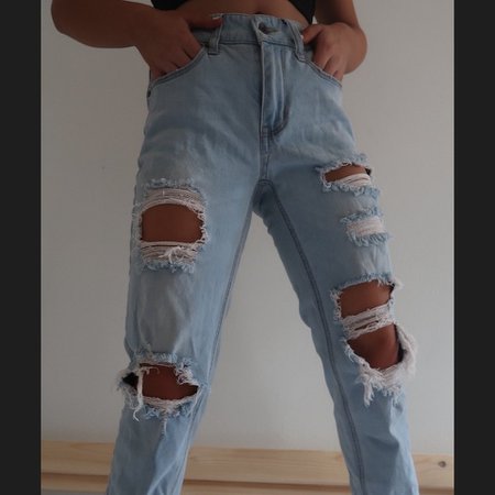 SUPER CUTE RIPPED MOM JEANS SIZE 0 SKSKS THESE R SO CUTE - Depop